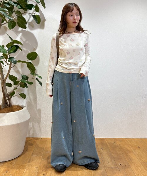 w closet(ダブルクローゼット)の「バラモチーフデニムパンツ(デニムパンツ・レディース・ブルー/ブラック・SMALL/MEDIUM)」の12枚目の写真