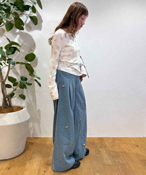 w closet(ダブルクローゼット)の「バラモチーフデニムパンツ(デニムパンツ・レディース・ブルー/ブラック・SMALL/MEDIUM)」の13枚目の写真