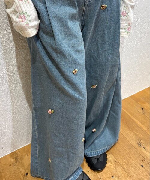 w closet(ダブルクローゼット)の「バラモチーフデニムパンツ(デニムパンツ・レディース・ブルー/ブラック・SMALL/MEDIUM)」の15枚目の写真