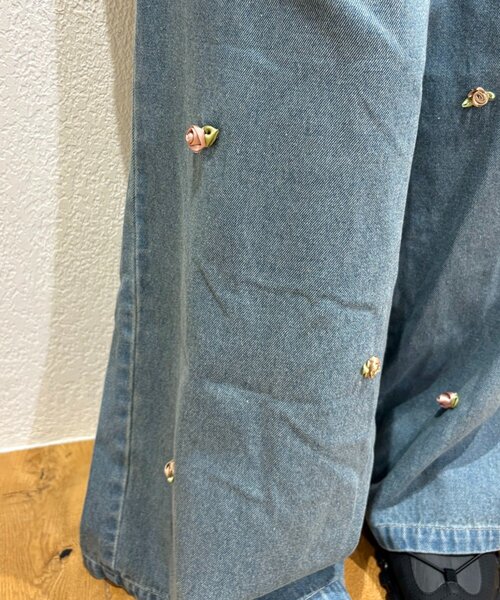 w closet(ダブルクローゼット)の「バラモチーフデニムパンツ(デニムパンツ・レディース・ブルー/ブラック・SMALL/MEDIUM)」の16枚目の写真