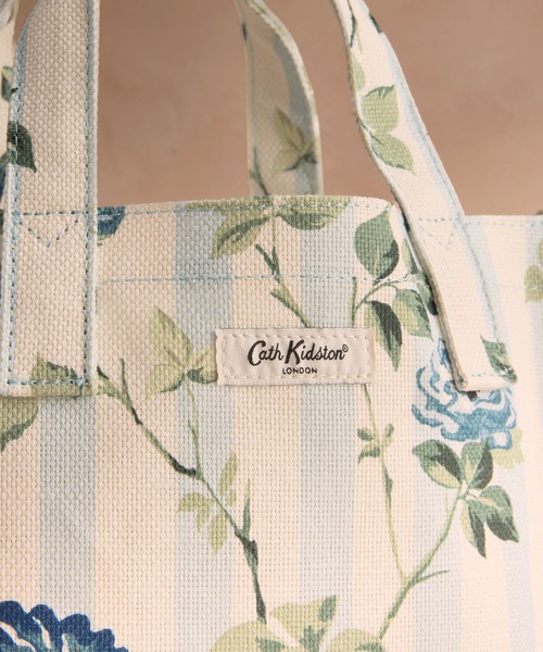 Cath Kidston（キャスキッドソン）の「スモール ブックバッグ Climbing Rose（トートバッグ・レディース・ブルー・FREE）」の2枚目の写真