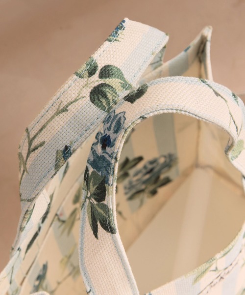 Cath Kidston（キャスキッドソン）の「スモール ブックバッグ Climbing Rose（トートバッグ・レディース・ブルー・FREE）」の3枚目の写真