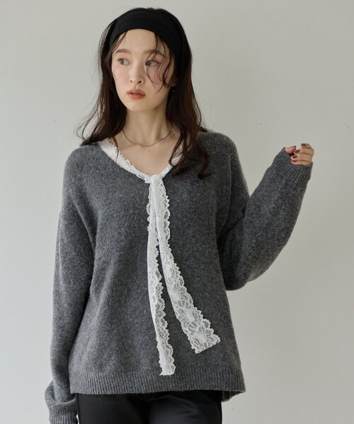 DISCOAT(ディスコート)の「【Noka】レースタイVネックニット《WEB限定》(ニット/セーター・レディース・チャコールグレー/モカ/ライトベージュ・FREE)」の4枚目の写真