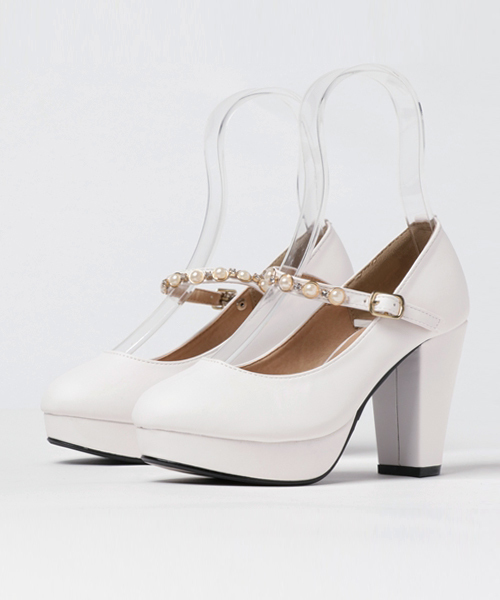 Realta（レアルタ）の「Realta(レアルタ)フェイクパール甲ベルトのパンプス（9cm）（パンプス・レディース・ブラック/ワイン/ブラック系その他/レッド/ホワイト/ホワイト系その他/ベージュ/ピンク/ピンクベージュ/ブラック系その他2/ブルー系その他/ブルー・S/LL/L/M）」の3枚目の写真