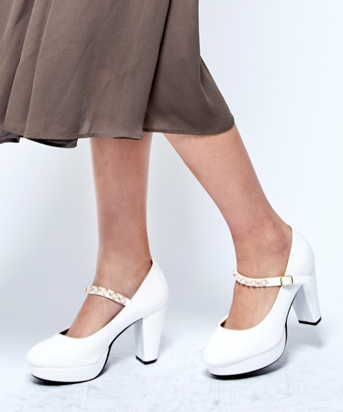 Realta（レアルタ）の「Realta(レアルタ)フェイクパール甲ベルトのパンプス（9cm）（パンプス・レディース・ブラック/ワイン/ブラック系その他/レッド/ホワイト/ホワイト系その他/ベージュ/ピンク/ピンクベージュ/ブラック系その他2/ブルー系その他/ブルー・S/LL/L/M）」の2枚目の写真