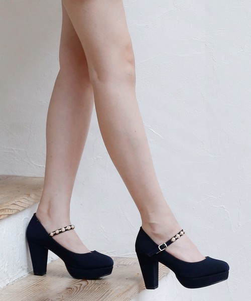 Realta（レアルタ）の「Realta(レアルタ)フェイクパール甲ベルトのパンプス（9cm）（パンプス・レディース・ブラック/ワイン/ブラック系その他/レッド/ホワイト/ホワイト系その他/ベージュ/ピンク/ピンクベージュ/ブラック系その他2/ブルー系その他/ブルー・S/LL/L/M）」の7枚目の写真