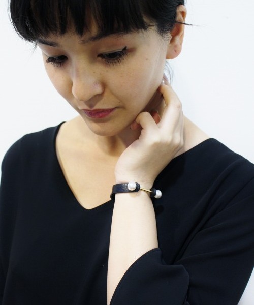 ottilie（オティーリエ）の「パールブレスレット（バングル/リストバンド・レディース・グレー/ブラウン/ブラック・FREE）」の5枚目の写真