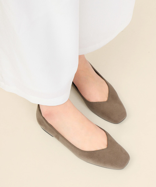 Fashion Letter（ファッションレター）の「Vカット スクエアトゥフラットシューズ（パンプス・レディース・ブラック/シルバー/ダークグレー/ブラック系その他/チャコール/ホワイト/グレイッシュベージュ/エンジ/レオパード/ブラック系その他2/グレー系その他2/その他/グレー系その他・22.5cm/23.5cm/24.5cm/23.0cm/24.0cm/22.0cm）」の6枚目の写真