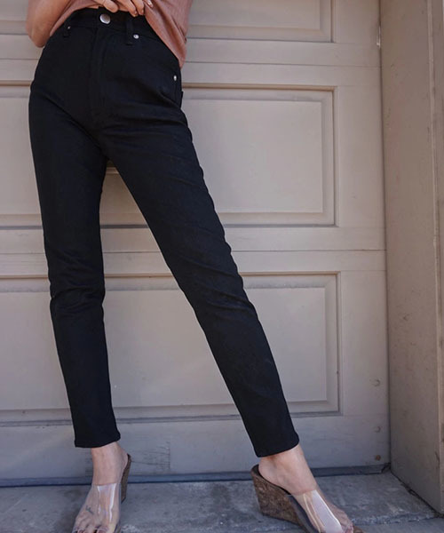 TRUNC（トランクエイティーエイト）の「Finesse Tapered Skinny（デニムパンツ・レディース・ブラック・23inch/24inch/25inch）」の5枚目の写真