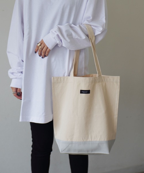 United Athle（ユナイテッドアスレ）の「【 UNITED ATHLE / ユナイテッドアスレ 】 antique andico ロゴ レギュラー キャンバス トート (Mサイズ)（トートバッグ・レディース・ネイビー/グレー/ブラック/ホワイト/ブラック系その他/ホワイト×ブラック/ホワイト×ネイビー/ホワイト×グレー/ホワイト系その他/グリーン/ピンクベージュ/パープル/ベージュ・FREE）」の4枚目の写真