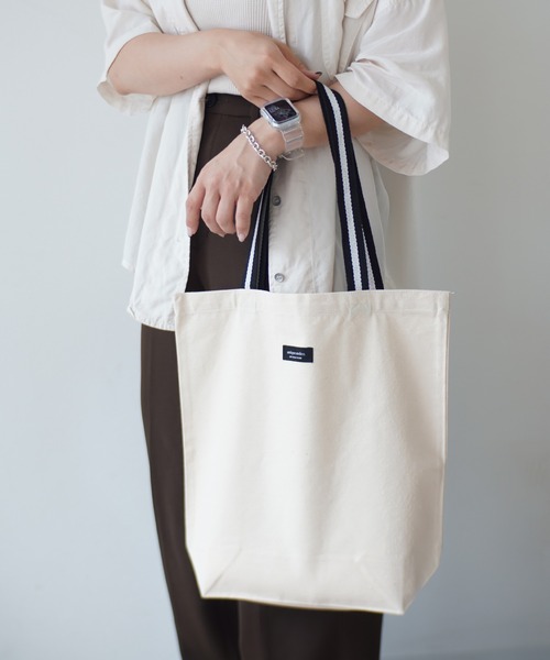 United Athle（ユナイテッドアスレ）の「【 UNITED ATHLE / ユナイテッドアスレ 】 antique andico ロゴ レギュラー キャンバス トート (Mサイズ)（トートバッグ・レディース・ネイビー/グレー/ブラック/ホワイト/ブラック系その他/ホワイト×ブラック/ホワイト×ネイビー/ホワイト×グレー/ホワイト系その他/グリーン/ピンクベージュ/パープル/ベージュ・FREE）」の5枚目の写真