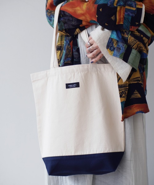 United Athle（ユナイテッドアスレ）の「【 UNITED ATHLE / ユナイテッドアスレ 】 antique andico ロゴ レギュラー キャンバス トート (Mサイズ)（トートバッグ・レディース・ネイビー/グレー/ブラック/ホワイト/ブラック系その他/ホワイト×ブラック/ホワイト×ネイビー/ホワイト×グレー/ホワイト系その他/グリーン/ピンクベージュ/パープル/ベージュ・FREE）」の6枚目の写真