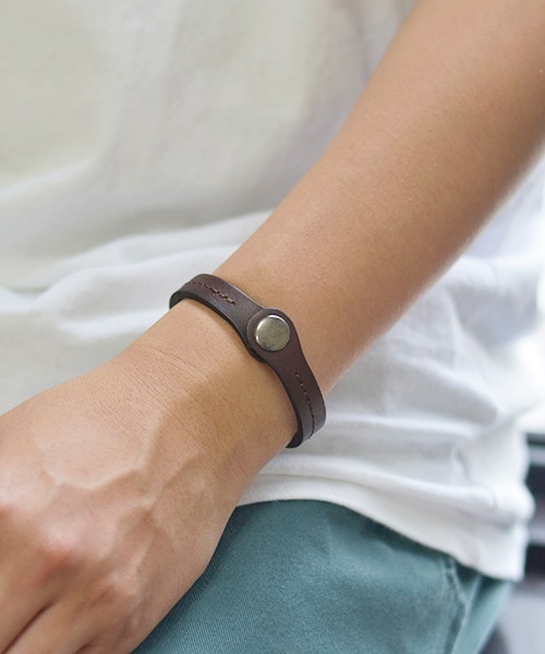 Fun & Daily（ファンアンドデイリー）の「F&D : Cow Leather Bracelet（ブレスレット・メンズ・ブラック/ブラウン/キャメル・FREE）」の5枚目の写真