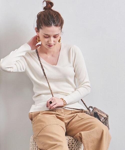 UNITED ARROWS（ユナイテッドアローズ）の「UBCB C/SI FULL/N Vネック ニット（ニット/セーター・レディース・オフホワイト/ダークグレー/ロイヤルブルー・フリー）」の2枚目の写真