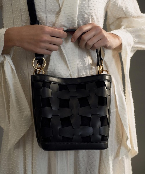 CHARLES & KEITH（チャールズ & キース）の「ウェーブディテール バケツバッグ / Weave Detail Bucket Bag（ショルダーバッグ・レディース・ブラック/ブルー/ブラウン系その他/セージグリーン・M）」の8枚目の写真