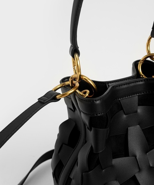 CHARLES & KEITH（チャールズ & キース）の「ウェーブディテール バケツバッグ / Weave Detail Bucket Bag（ショルダーバッグ・レディース・ブラック/ブルー/ブラウン系その他/セージグリーン・M）」の5枚目の写真