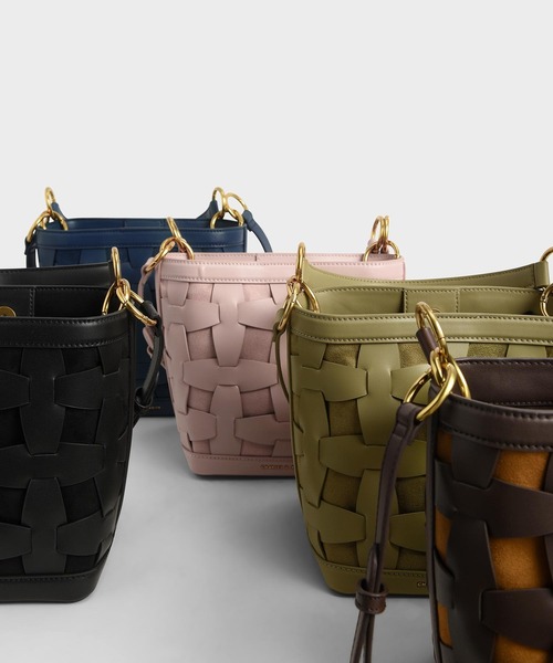 CHARLES & KEITH（チャールズ & キース）の「ウェーブディテール バケツバッグ / Weave Detail Bucket Bag（ショルダーバッグ・レディース・ブラック/ブルー/ブラウン系その他/セージグリーン・M）」の18枚目の写真