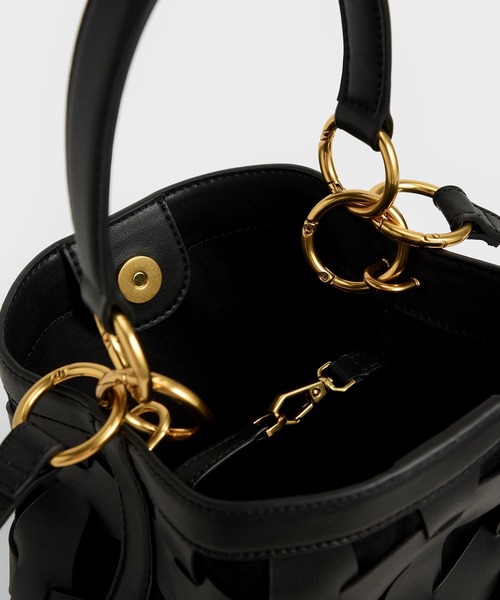 CHARLES & KEITH（チャールズ & キース）の「ウェーブディテール バケツバッグ / Weave Detail Bucket Bag（ショルダーバッグ・レディース・ブラック/ブルー/ブラウン系その他/セージグリーン・M）」の15枚目の写真