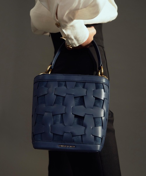 CHARLES & KEITH（チャールズ & キース）の「ウェーブディテール バケツバッグ / Weave Detail Bucket Bag（ショルダーバッグ・レディース・ブラック/ブルー/ブラウン系その他/セージグリーン・M）」の19枚目の写真