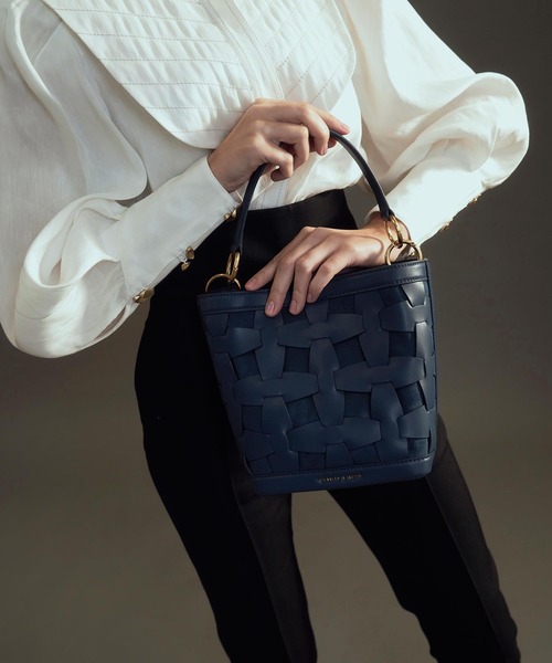 CHARLES & KEITH（チャールズ & キース）の「ウェーブディテール バケツバッグ / Weave Detail Bucket Bag（ショルダーバッグ・レディース・ブラック/ブルー/ブラウン系その他/セージグリーン・M）」の13枚目の写真