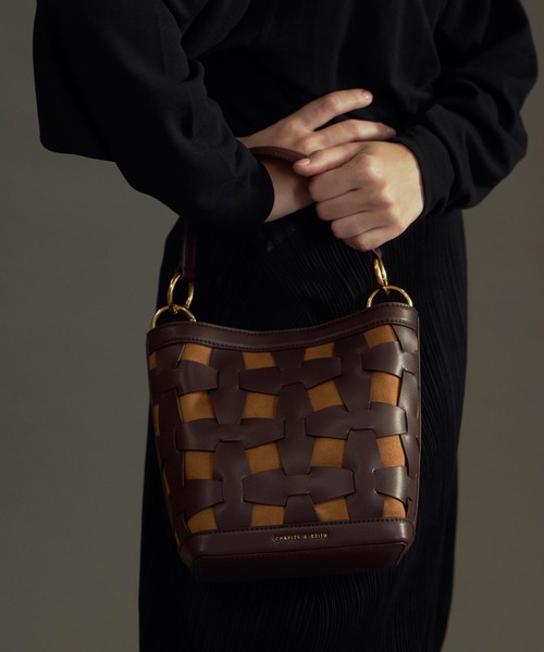 CHARLES & KEITH（チャールズ & キース）の「ウェーブディテール バケツバッグ / Weave Detail Bucket Bag（ショルダーバッグ・レディース・ブラック/ブルー/ブラウン系その他/セージグリーン・M）」の12枚目の写真