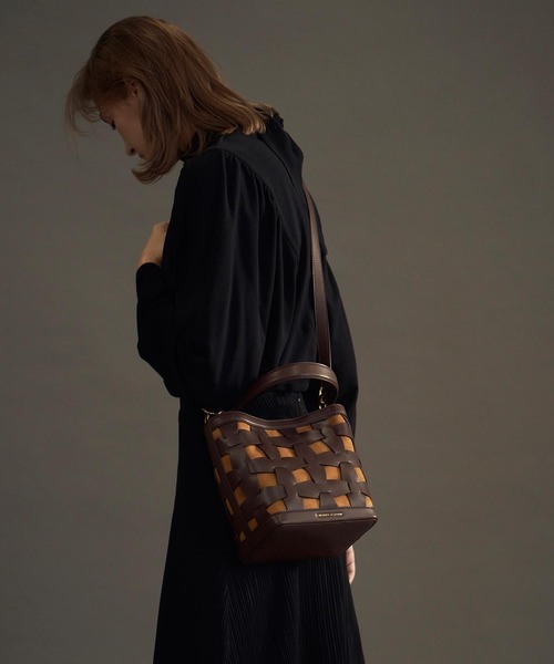 CHARLES & KEITH（チャールズ & キース）の「ウェーブディテール バケツバッグ / Weave Detail Bucket Bag（ショルダーバッグ・レディース・ブラック/ブルー/ブラウン系その他/セージグリーン・M）」の22枚目の写真