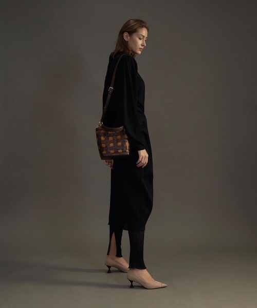 CHARLES & KEITH（チャールズ & キース）の「ウェーブディテール バケツバッグ / Weave Detail Bucket Bag（ショルダーバッグ・レディース・ブラック/ブルー/ブラウン系その他/セージグリーン・M）」の6枚目の写真