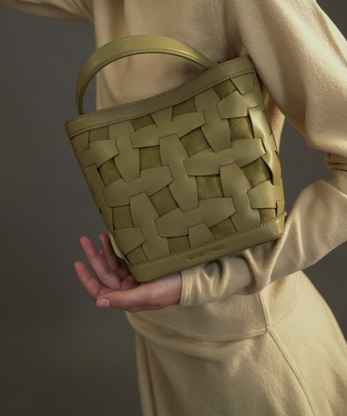 CHARLES & KEITH（チャールズ & キース）の「ウェーブディテール バケツバッグ / Weave Detail Bucket Bag（ショルダーバッグ・レディース・ブラック/ブルー/ブラウン系その他/セージグリーン・M）」の7枚目の写真