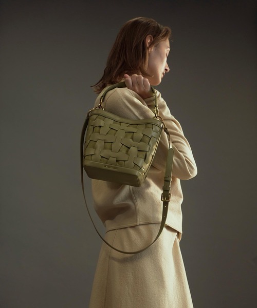 CHARLES & KEITH（チャールズ & キース）の「ウェーブディテール バケツバッグ / Weave Detail Bucket Bag（ショルダーバッグ・レディース・ブラック/ブルー/ブラウン系その他/セージグリーン・M）」の20枚目の写真