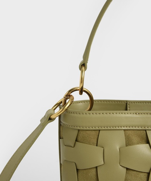 CHARLES & KEITH（チャールズ & キース）の「ウェーブディテール バケツバッグ / Weave Detail Bucket Bag（ショルダーバッグ・レディース・ブラック/ブルー/ブラウン系その他/セージグリーン・M）」の17枚目の写真