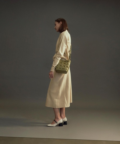 CHARLES & KEITH（チャールズ & キース）の「ウェーブディテール バケツバッグ / Weave Detail Bucket Bag（ショルダーバッグ・レディース・ブラック/ブルー/ブラウン系その他/セージグリーン・M）」の14枚目の写真