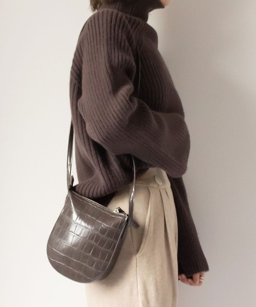 me+em select（ミームセレクト）の「クロコダイル柄ハーフムーンショルダーバッグ（ショルダーバッグ・レディース・ブラック/ダークブラウン/ベージュ/ブラウン/アイボリー・FREE）」の4枚目の写真