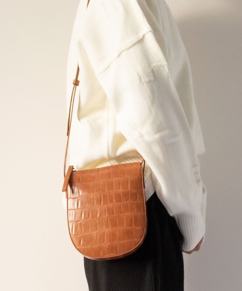 me+em select（ミームセレクト）の「クロコダイル柄ハーフムーンショルダーバッグ（ショルダーバッグ・レディース・ブラック/ダークブラウン/ベージュ/ブラウン/アイボリー・FREE）」の6枚目の写真
