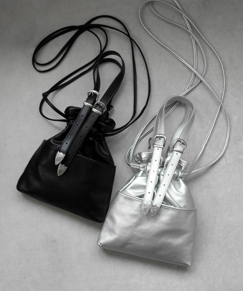 SVEC（シュベック）の「バックルベルト 巾着 ショルダーバッグ（ショルダーバッグ・レディース・ブラック/ホワイト/シルバー・FREE）」の3枚目の写真