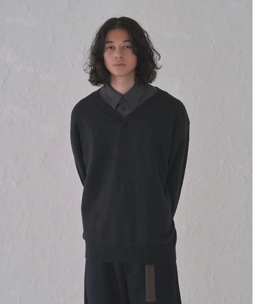 DOOPZ(ドープス)の「LOOSE BASIC V NECK KNIT/ルーズベーシックVネックニット(ニット/セーター・メンズ・チャコールグレー/ブラウン/グレー・SMALL/MEDIUM/LARGE)」の4枚目の写真