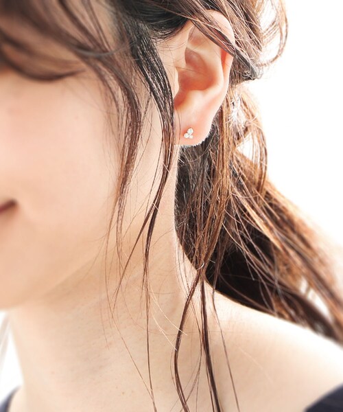 COCOSHNIK（ココシュニック）の「K18ダイヤモンド ランダムクラスター3石 スタッドピアス（ピアス（両耳用）・レディース・アイボリー系・00）」の11枚目の写真