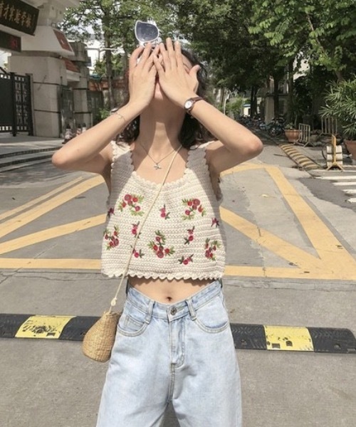 KOR（ケーオーアール）の「韓国風ちびフラワーニットベスト（ベスト・レディース・アイボリー・FREE）」の3枚目の写真