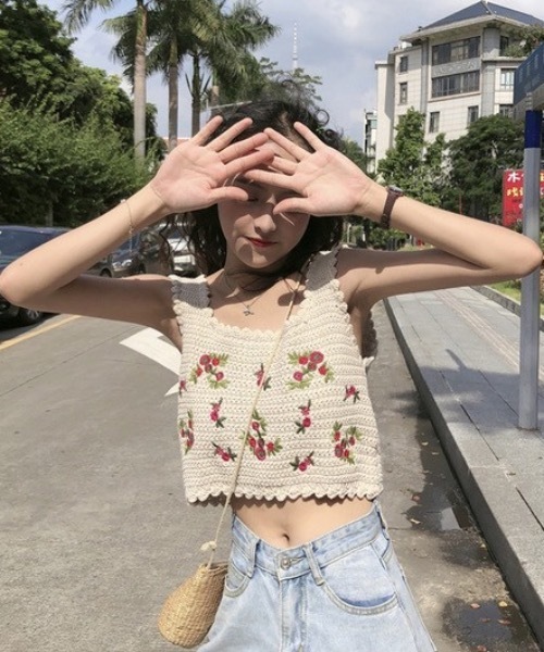KOR（ケーオーアール）の「韓国風ちびフラワーニットベスト（ベスト・レディース・アイボリー・FREE）」の4枚目の写真