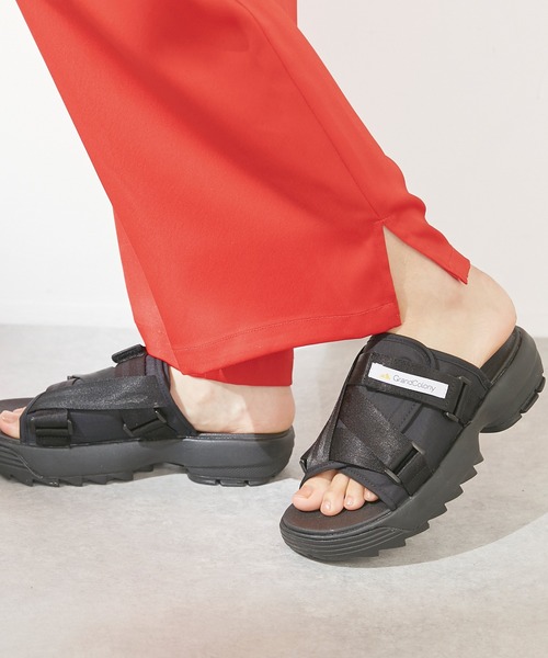 LAVEANGE(ラビアンジェ)の「Recycled nylon Cover Belt SANDAL(サンダル・レディース・ブラック/ブラウン/カーキ・S/M/L)」の2枚目の写真