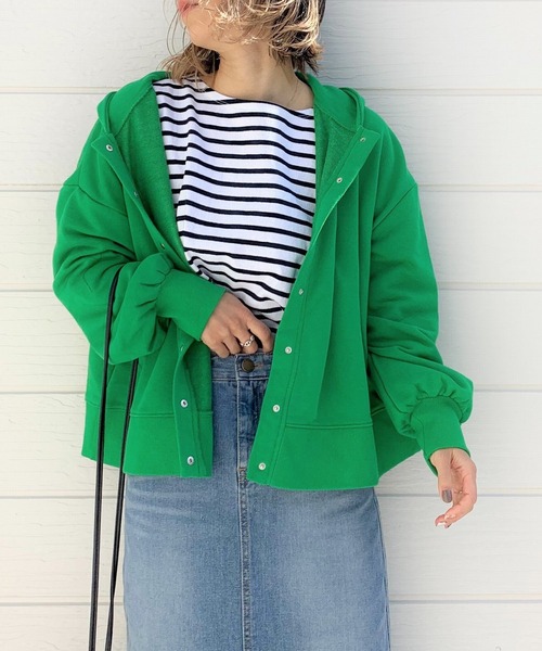 Q(キュー)の「裏毛ショートパーカー(パーカー・レディース・マスタード/エメラルド/ライトグレー・MEDIUM)」の2枚目の写真