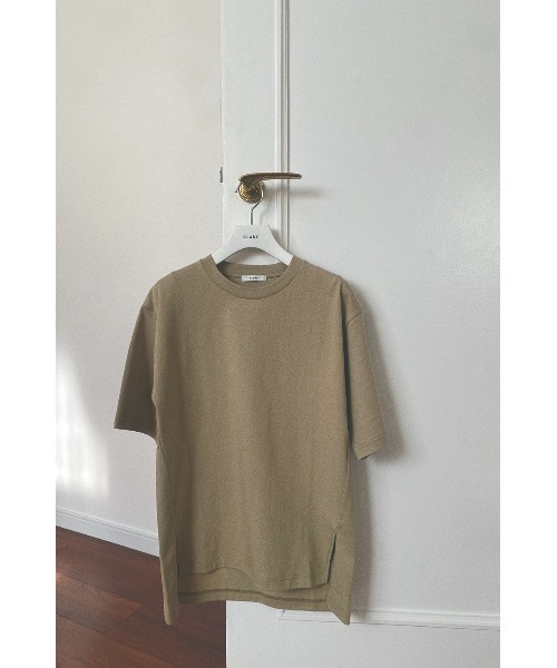 CLANE（クラネ）の「UNEVEN SIDE SLIT T-SHIRT（Tシャツ/カットソー・レディース・ホワイト/ベージュ・1/2）」の3枚目の写真