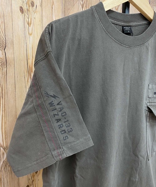 AVIREX(アヴィレックス)の「フェイドウォッシュ ルーズ フィット ミリタリーポケット半袖Tシャツ(Tシャツ/カットソー・メンズ・カーキ/ブラック/オリーブ/オフホワイト・XL/M/XXL/L)」の13枚目の写真