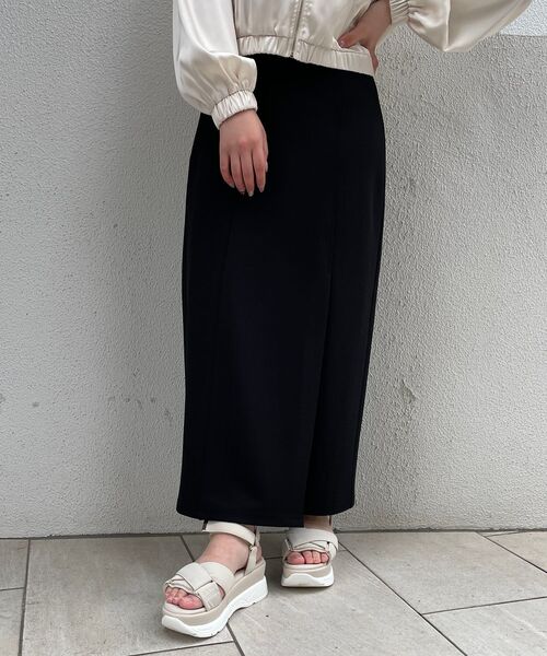 MAJESTIC LEGON(マジェスティックレゴン)の「スタイルアップスリットIラインスカート(スカート・レディース・ブラック/ライトグリーン/アイボリー・SMALL/MEDIUM)」の18枚目の写真