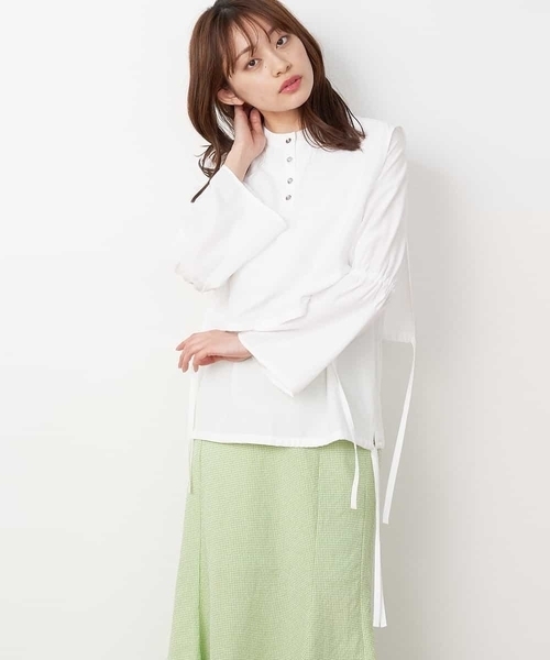 A de a.v.v（アードアー・ヴェ・ヴェ）の「［2WAY］ハイネックレイヤードブラウス（シャツ/ブラウス・レディース・マスタード/ホワイト/ブラック・36/38）」の2枚目の写真