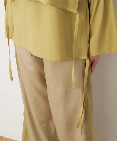 A de a.v.v（アードアー・ヴェ・ヴェ）の「［2WAY］ハイネックレイヤードブラウス（シャツ/ブラウス・レディース・マスタード/ホワイト/ブラック・36/38）」の22枚目の写真