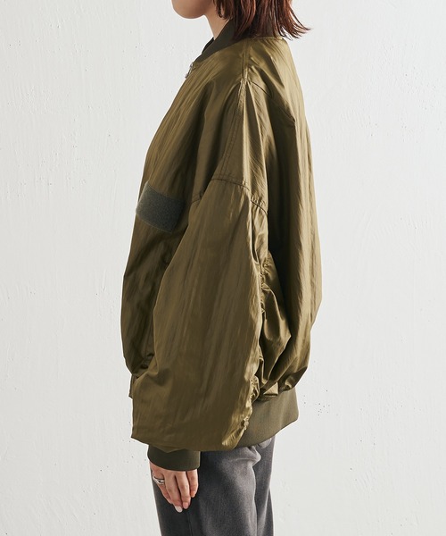 COLLAGE GALLARDAGALANTE(コラージュガリャルダガランテ)の「軽量/秋服のスタイリングに欠かせない/オーバーサイズMA-1/手洗い可(MA-1・レディース・オフホワイト/カーキ・FREE)」の12枚目の写真