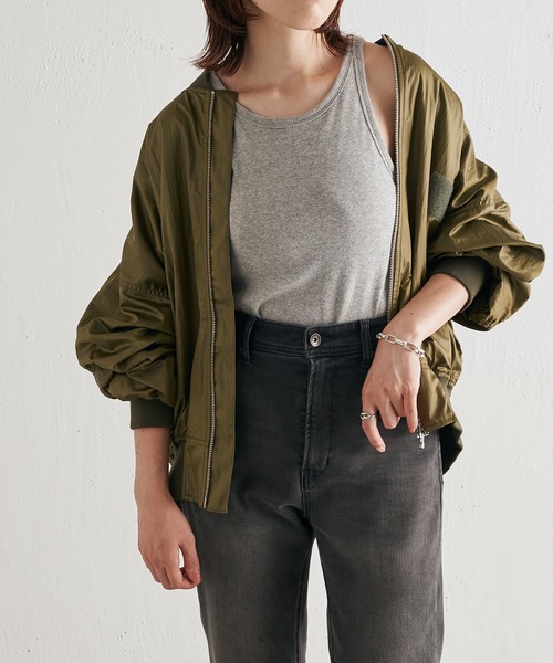 COLLAGE GALLARDAGALANTE(コラージュガリャルダガランテ)の「軽量/秋服のスタイリングに欠かせない/オーバーサイズMA-1/手洗い可(MA-1・レディース・オフホワイト/カーキ・FREE)」の5枚目の写真