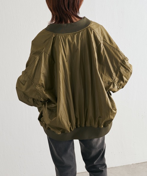 COLLAGE GALLARDAGALANTE(コラージュガリャルダガランテ)の「軽量/秋服のスタイリングに欠かせない/オーバーサイズMA-1/手洗い可(MA-1・レディース・オフホワイト/カーキ・FREE)」の15枚目の写真