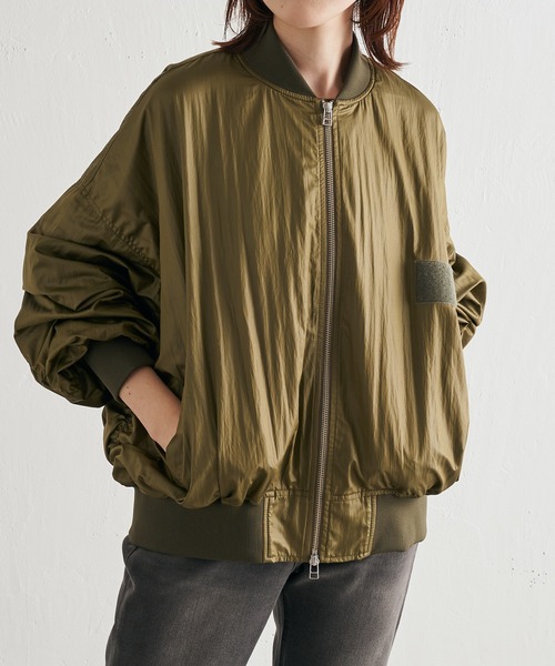 COLLAGE GALLARDAGALANTE(コラージュガリャルダガランテ)の「軽量/秋服のスタイリングに欠かせない/オーバーサイズMA-1/手洗い可(MA-1・レディース・オフホワイト/カーキ・FREE)」の6枚目の写真