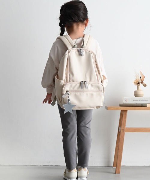 PUPPAPUPO(プッパプーポ)の「キッズリュック チャーム付き Sサイズ(バックパック/リュック・キッズ・チャコールグレー/ライトグレー/ブラック/ベージュ/ピンク/ブルー/グレー/ライトベージュ/ライトブルー/ライトピンク/ライトブラック/グレイッシュベージュ・FREE)」の4枚目の写真